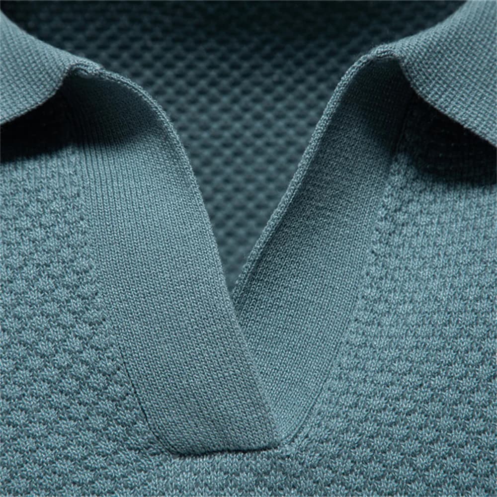 Camisa Polo Masculina com Gola Aberta - Textura Minimalista