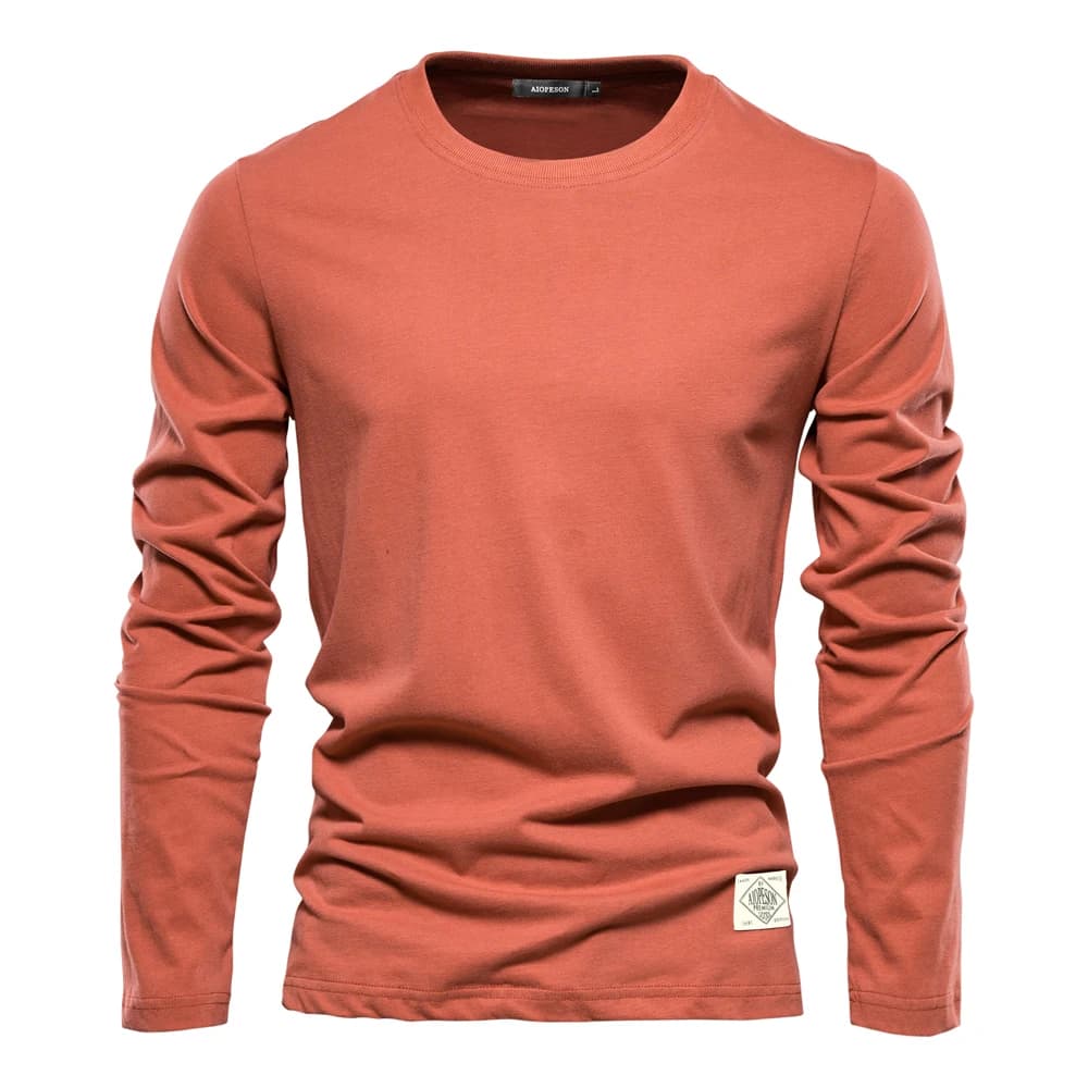 Camiseta masculina de manga longa na cor laranja com modelagem básica