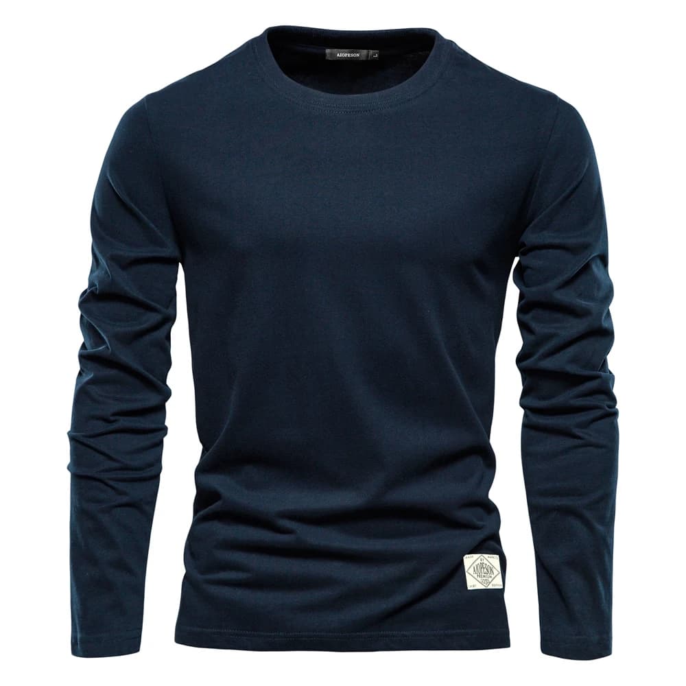 Camiseta masculina de manga longa na cor azul marinho com modelagem básica