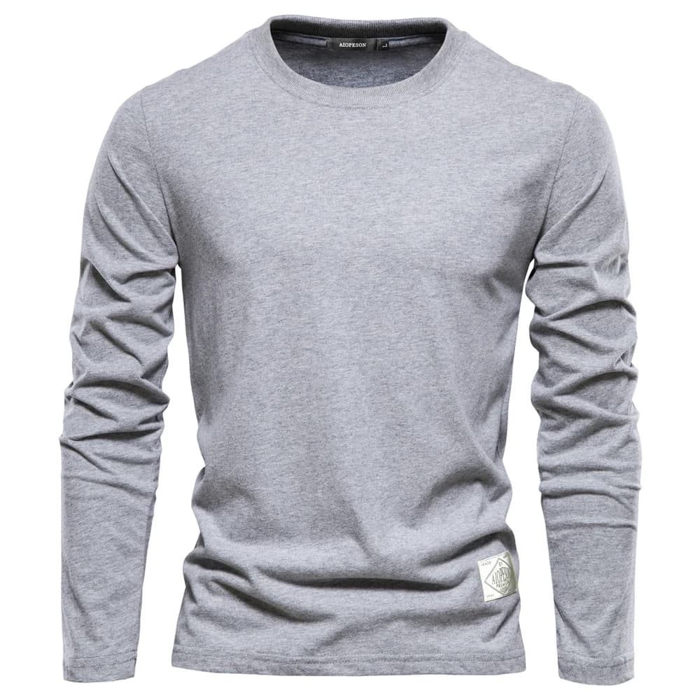 Camiseta masculina de manga longa na cor cinza claro com modelagem básica