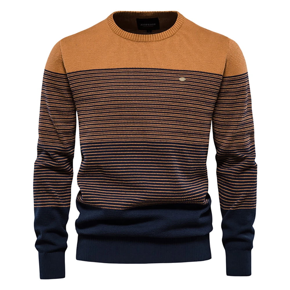 Suéter masculino listrado em caramelo e azul com gola redonda em tricô