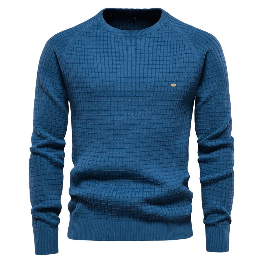 Suéter masculino azul com textura quadriculada e gola redonda em tricô