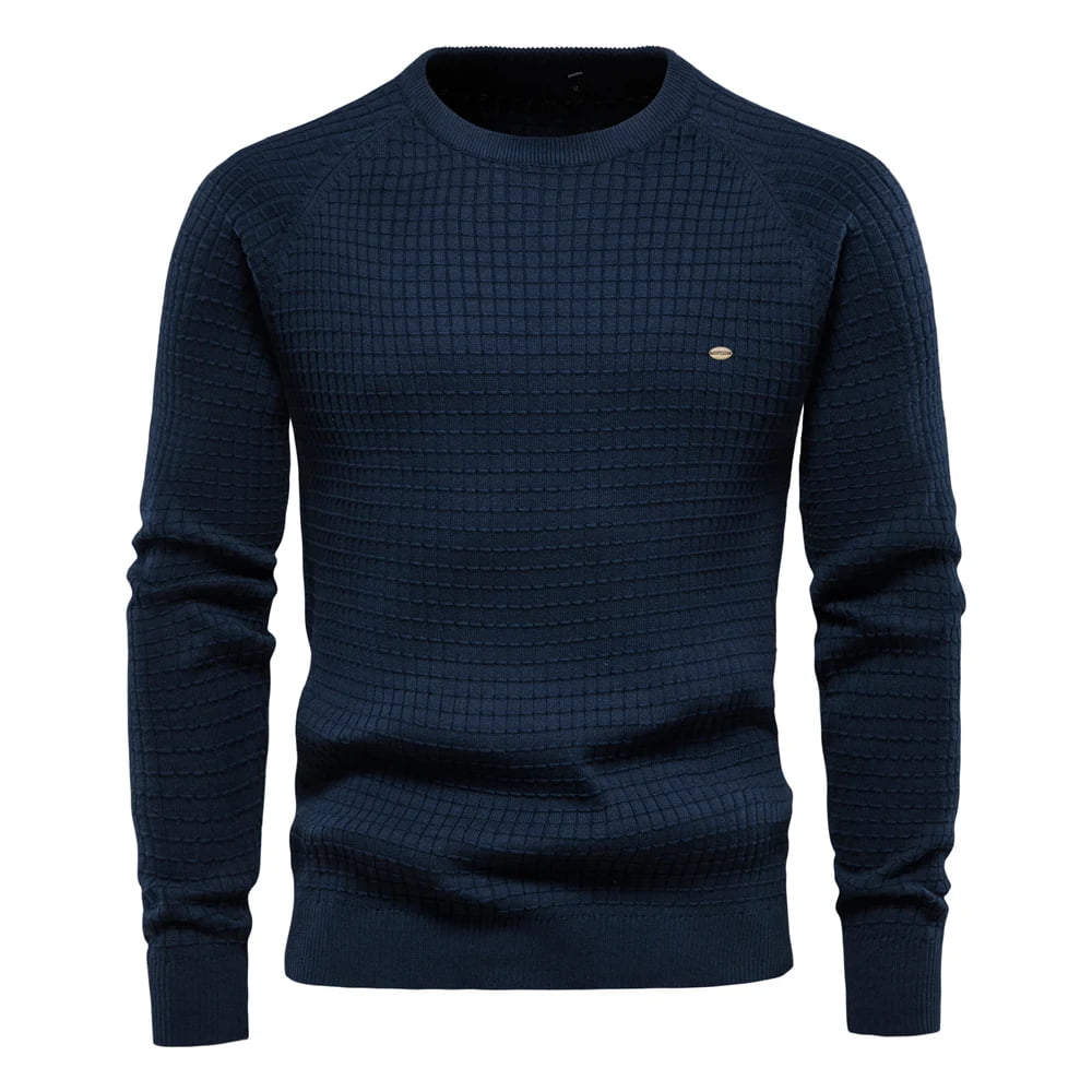 Suéter masculino azul marinho com textura quadriculada e gola redonda em tricô