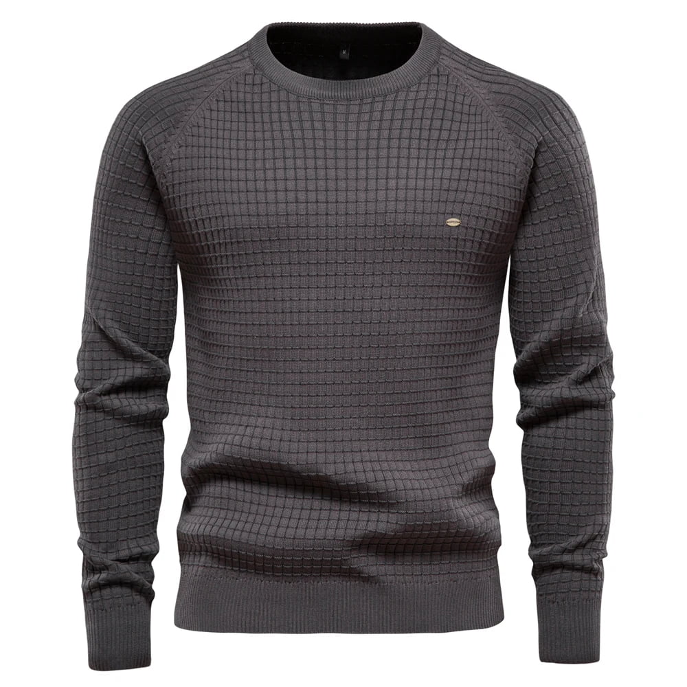 Suéter masculino cinza escuro com textura quadriculada e gola redonda em tricô