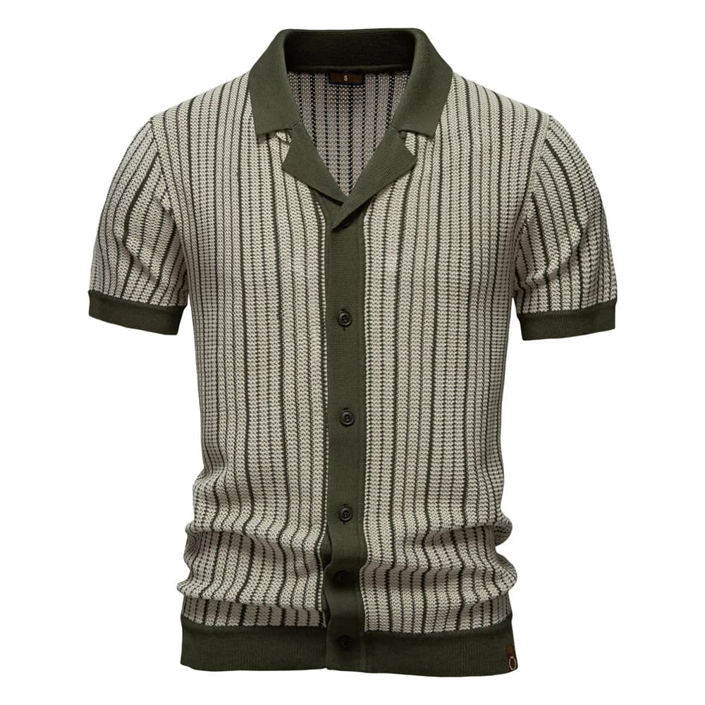 Camisa polo masculina abotoada em  verde militar com botões frontais