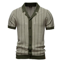 Camisa polo masculina abotoada em  verde militar com botões frontais