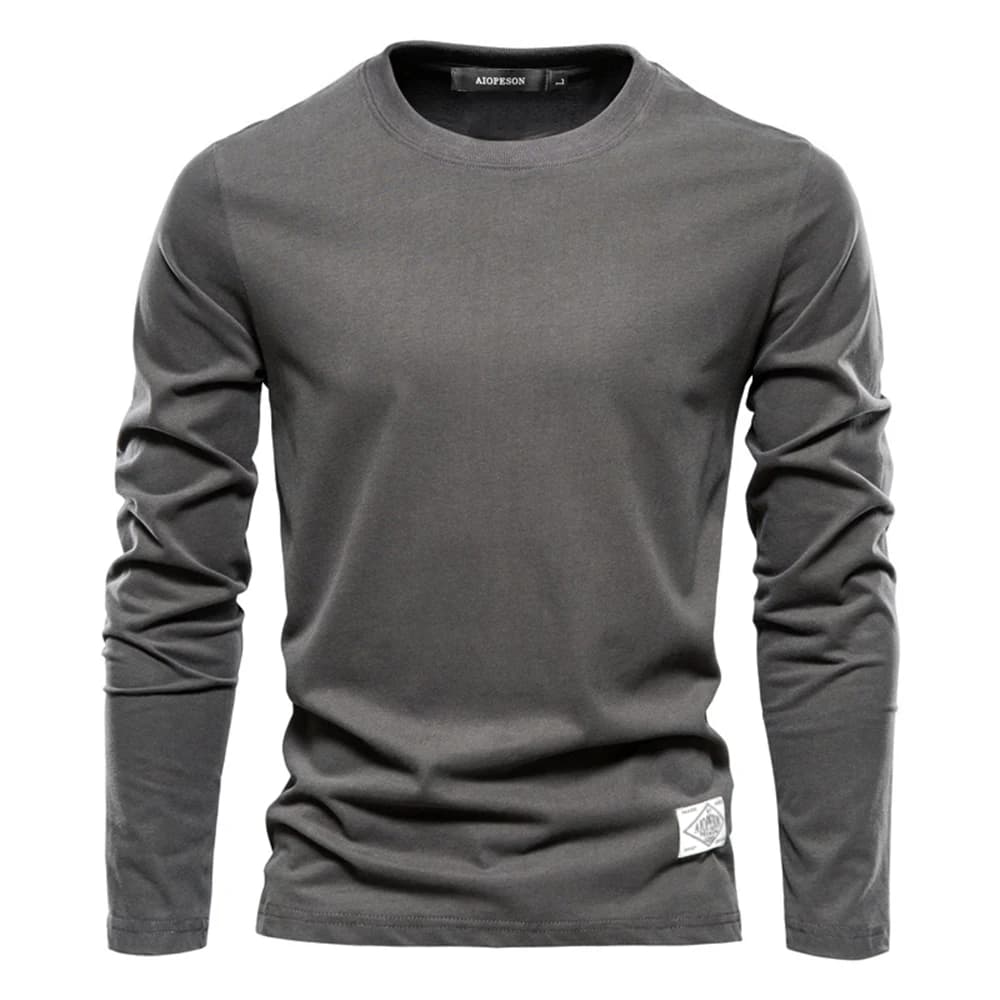 Camiseta masculina de manga longa na cor cinza escuro com modelagem básica