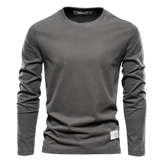 Camiseta masculina de manga longa na cor cinza escuro com modelagem básica