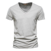 Camiseta masculina manga curta cinza, gola V slim em algodão – estilo casual