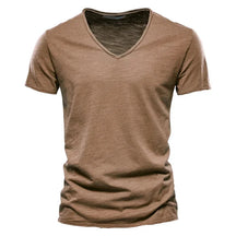 Camiseta masculina manga curta marrom camelo, gola V slim em algodão – estilo casual