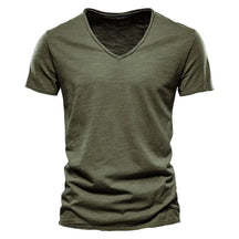 Camiseta masculina manga curta verde militar, gola V slim em algodão – estilo casual