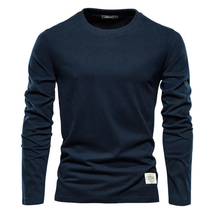 Camiseta masculina de manga longa na cor azul marinho com modelagem básica