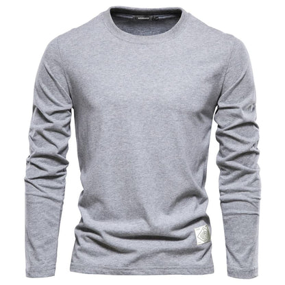 Camiseta masculina de manga longa na cor cinza claro com modelagem básica