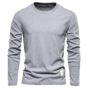 Camiseta masculina de manga longa na cor cinza claro com modelagem básica