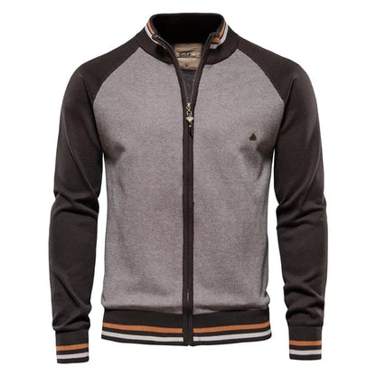 Cardigan masculino marrom com zíper e listras na gola e barra, estilo retrô casual
