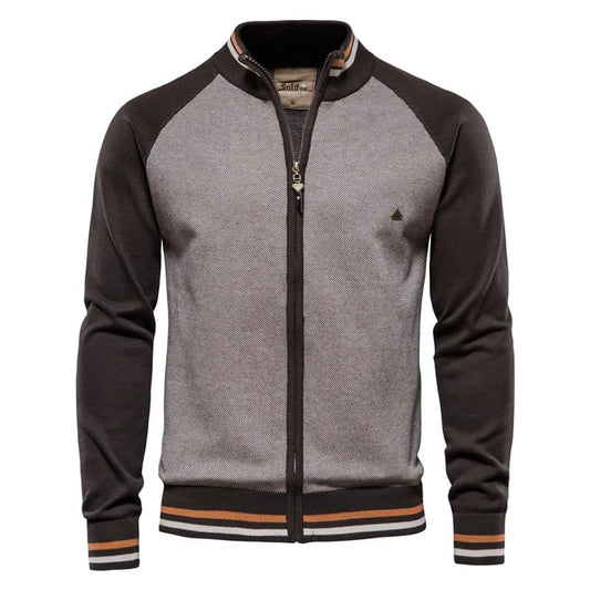 Cardigan masculino marrom com zíper e listras na gola e barra, estilo retrô casual