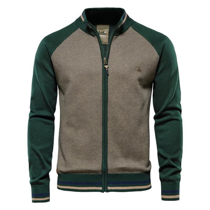Cardigan masculino verde com zíper e listras na gola e barra, estilo retrô casual