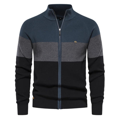 Cardigan masculino tricolor com listras em azul, cinza e preto com zíper e gola alta