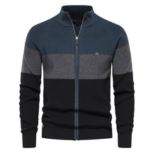 Cardigan masculino tricolor com listras em azul, cinza e preto com zíper e gola alta