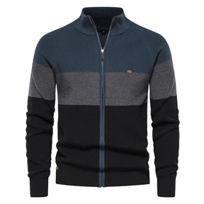Cardigan masculino tricolor com listras em azul, cinza e preto com zíper e gola alta