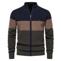 Cardigan masculino tricolor com listras em azul-marinho, marrom e verde-oliva com zíper e gola alta