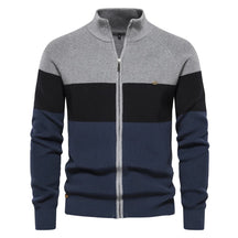 Cardigan masculino tricolor com listras em cinza, preto e azul jeans com zíper e gola alta