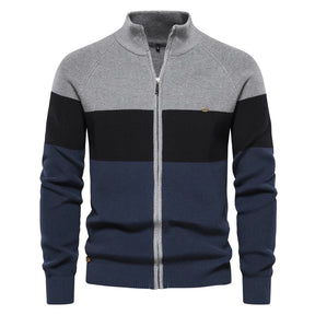 Cardigan masculino tricolor com listras em cinza, preto e azul jeans com zíper e gola alta