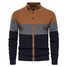 Cardigan masculino tricolor com listras em laranja, cinza e azul marinho com zíper e gola alta