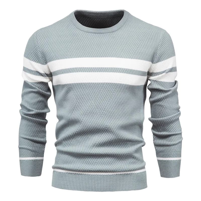 Suéter masculino azul claro com textura geométrica e listras brancas horizontais