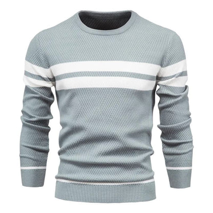 Suéter masculino azul claro com textura geométrica e listras brancas horizontais