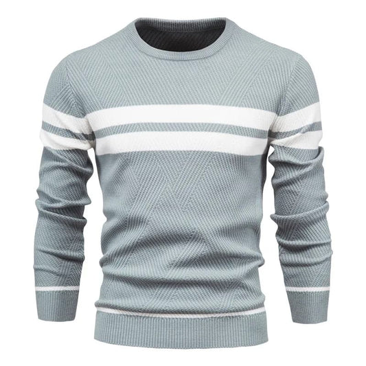 Suéter masculino azul claro com textura geométrica e listras brancas horizontais