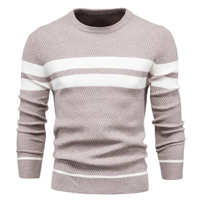 Suéter masculino cáqui com textura geométrica e listras brancas horizontais