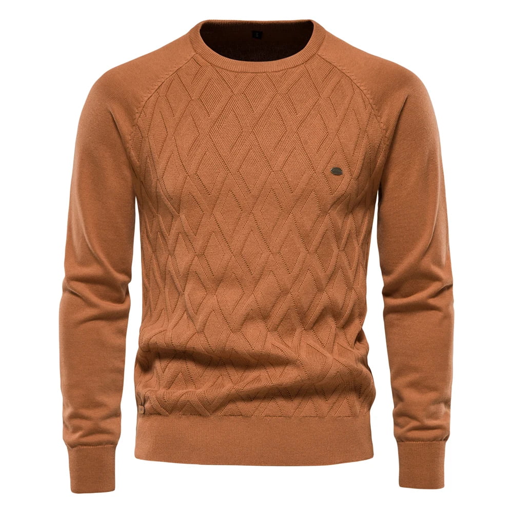 Suéter masculino chocolate com gola redonda e textura em losangos – algodão tricotado casual clássico