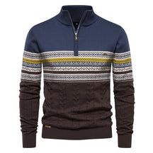 Suéter masculino com estampa nórdica, gola alta com zíper, nas cores azul jeans, e cinza com detalhes brancos