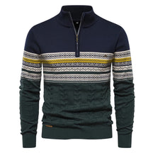 Suéter masculino com estampa nórdica, gola alta com zíper, nas cores, azul-marinho e verde com detalhes brancos.