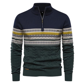 Suéter masculino com estampa nórdica, gola alta com zíper, nas cores, azul-marinho e verde com detalhes brancos.
