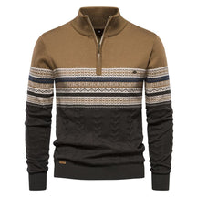 Suéter masculino com estampa nórdica, gola alta com zíper, nas cores cáqui e cinza escuro com detalhes brancos