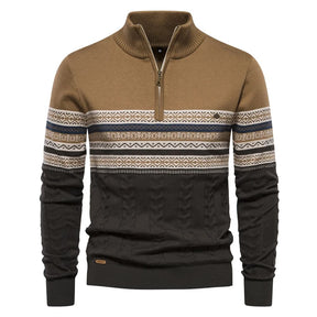 Suéter masculino com estampa nórdica, gola alta com zíper, nas cores cáqui e cinza escuro com detalhes brancos