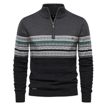Suéter masculino com estampa nórdica, gola alta com zíper, nas cores cinza e preto com detalhes brancos.