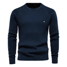 Suéter masculino azul marinho com textura quadriculada e gola redonda em tricô