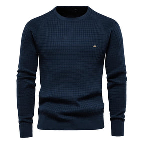Suéter masculino azul marinho com textura quadriculada e gola redonda em tricô