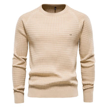 Suéter masculino cáqui com textura quadriculada e gola redonda em tricô