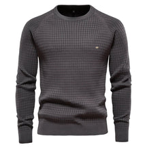 Suéter masculino cinza escuro com textura quadriculada e gola redonda em tricô