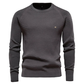 Suéter masculino cinza escuro com textura quadriculada e gola redonda em tricô
